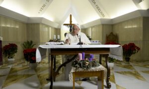 El Papa preside el Ángelus desde su residencia y pide un alto el fuego en Navidad