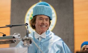 Raphael recibe el doctorado de la Universidad de Jaén en España