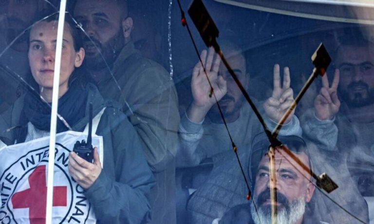 Parten hacia El Cairo 70 prisioneros palestinos liberados por Israel