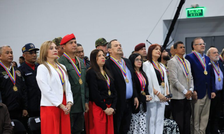 Maduro condecora a funcionarios sancionados por EE. UU., la UE, Reino Unido y Canadá