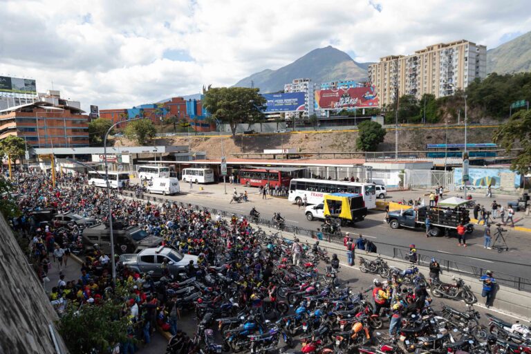 Motorizados chavistas respaldan con caravanas la investidura de Nicolás Maduro