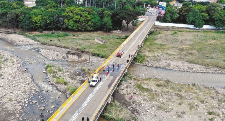 Baja el número de vehículos que cruza la frontera entre Táchira y Colombia