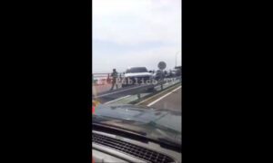 Choque entre 2 vehículos genera cola en el sentido COL del Puente