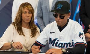 Andrew Salas firma con los Marlins el cuarto bono más alto en la historia del país