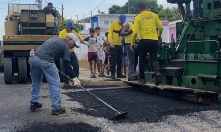 Gobernación continúa recuperación con trabajos de asfaltado del barrio 24 de Julio, en San Francisco