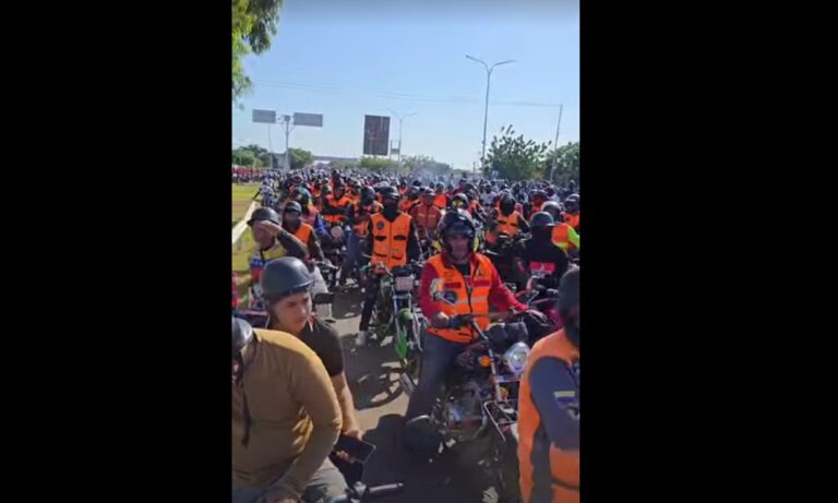 Oficialistas realizan en Maracaibo caravana en respaldo a Nicolás Maduro