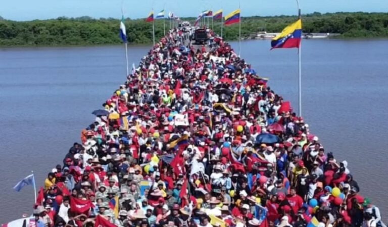 Oficialistas festejan juramentación de Maduro en el puente Río Limón