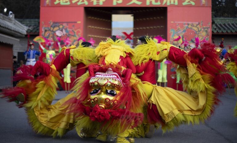 China recibe el año de la serpiente, símbolo tradicional de sabiduría