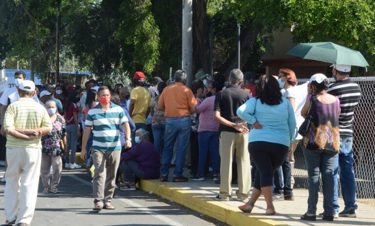  Los venezolanos se plantean seguir la lucha en todos los terrenos <span class='subtitulos' style='color: #565252;font-size:18px;line-height:39px;font-weight: 600;'><br>Las metas personales y la búsqueda de nuevos ingresos tienen prioridad para la mayoría de los venezolanos en el año que recién comienza. Pero no todos olvidan el deseo de cambio político</span>