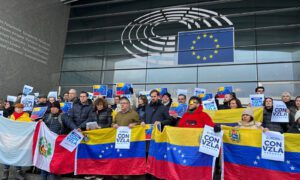 Decenas de venezolanos se concentran en Bruselas contra el gobierno “ilegítimo” de Maduro