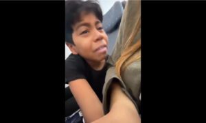 Niño rompe en llanto al saber que regresará a Venezuela para celebrar su cumpleaños