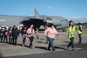 Migrantes ilegales deportados por EE. UU. llegan a Guatemala