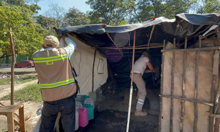 Remueven en la frontera sur de México un campamento de migrantes, entre ellos venezolanos