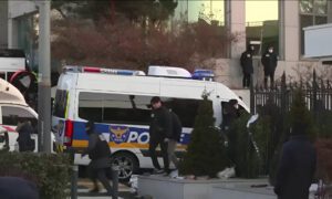 Detienen a presidente surcoreano Yoon Suk-yeol y se niega a declarar en su interrogatorio