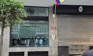 Escriben “dictador” con grafiti en un consulado de Venezuela en España