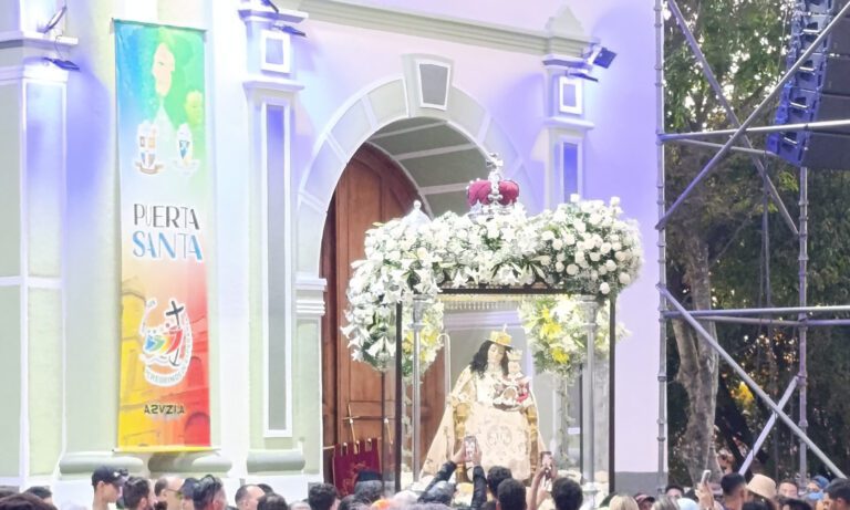 Larenses expresan amor a la Divina Pastora con cánticos y devoción