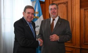 Arévalo recibe a González Urrutia durante su gira en Guatemala y le da su “total respaldo”