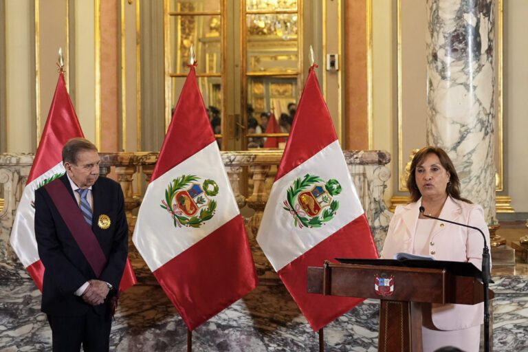 Boluarte recibe a González Urrutia con honores en el Palacio de Gobierno de Lima