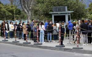Centenares de personas llegan a Embajada de EE. UU. en Bogotá tras reanudación de trámites