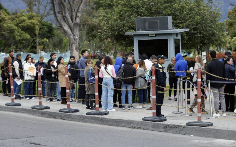 Centenares de personas llegan a Embajada de EE. UU. en Bogotá tras reanudación de trámites