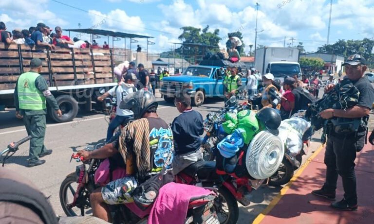 Desplazados por conflicto armado en Colombia cruzan en canoas hacia Jesús María Semprún