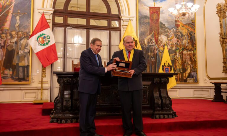 González Urrutia recibe homenaje y las llaves de Lima