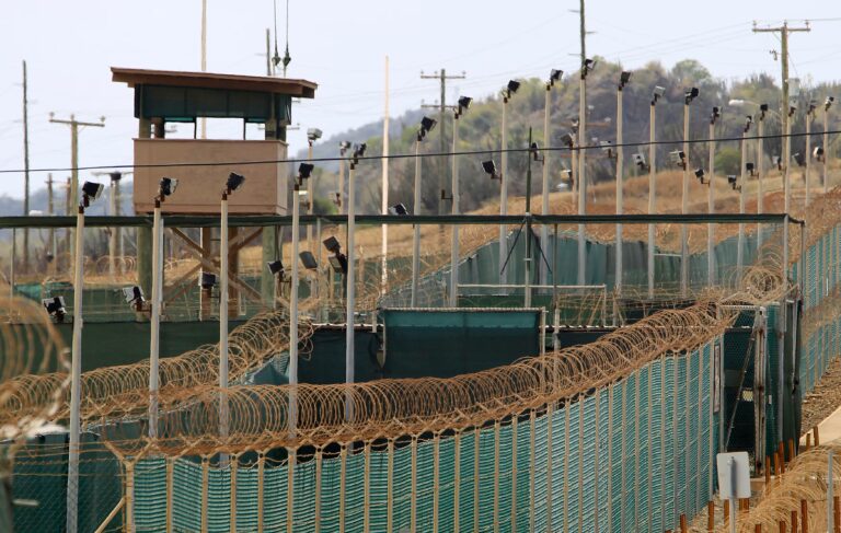 Trump ordena preparar 30.000 camas para migrantes criminales en Guantánamo