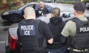 Detienen a más de 300 migrantes en el primer día de redadas bajo mandato de Trump