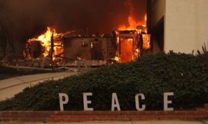 Sube a cinco el número de muertos en uno de los incendios que azotan Los Ángeles