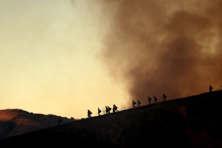 Incendios en Los Ángeles cobran 10 vidas y más de 10 mil estructuras