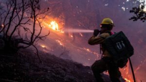 Trump tacha de “incompetentes” a autoridades de California por gestión de los incendios