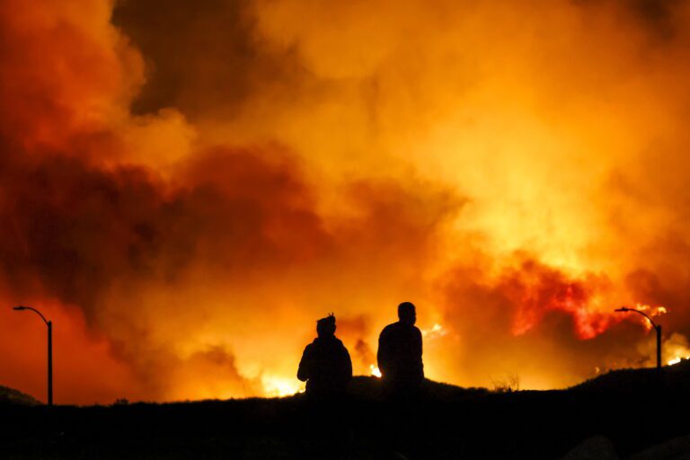 Miles de evacuados por nuevo incendio Hughes cerca de Los Ángeles
