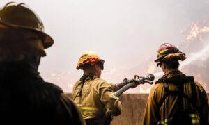 Incendios en California dejan al menos 2 muertos y 80.000 evacuados