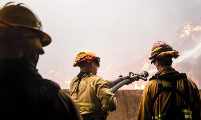 Bomberos controlando incendio en Los Angeles