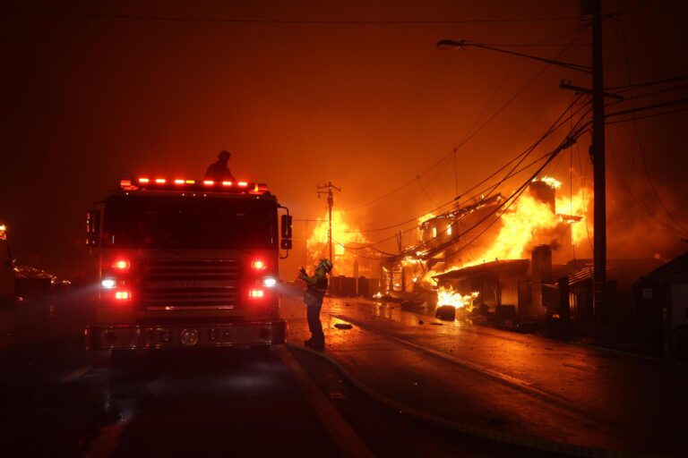 Fuertes vientos amenazan con empeorar incendios de Los Ángeles