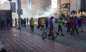 Reportan detenciones y bombas lacrimógenas en plena concentración en Maracaibo