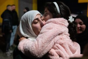 Primer día de alto al fuego en Gaza: 3 rehenes israelíes y 90 presos palestinos