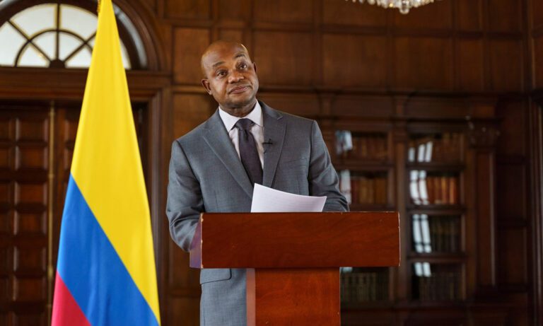 El canciller colombiano Luis Gilberto Murillo renuncia a su cargo
