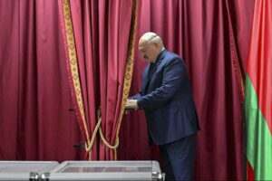 Lukashenko es reelegido por otros cinco años pese a dura condena occidental