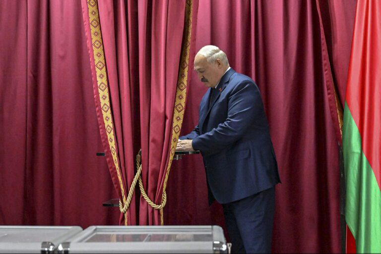 Lukashenko es reelegido por otros cinco años pese a dura condena occidental
