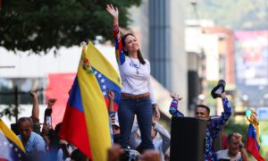 Machado pide a venezolanos de Costa Rica llevar su bandera para recibir a González Urrutia