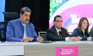 Maduro aspira a que el país produzca 1,5 millones de barriles diarios este año