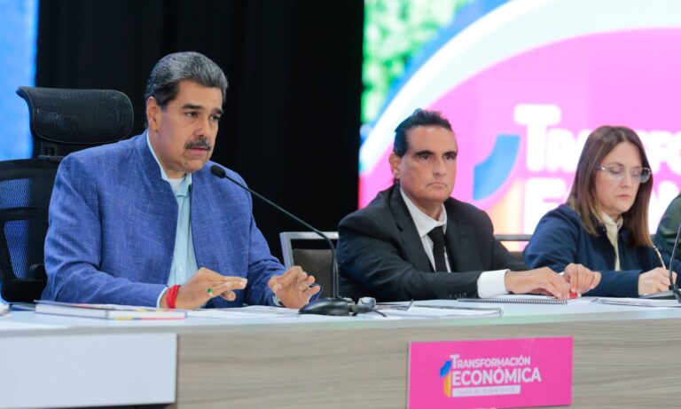 Maduro aspira a que el país produzca 1,5 millones de barriles diarios este año