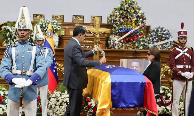 Maduro entrega orden post mortem Libertador Simón Bolívar a Isaías Rodríguez