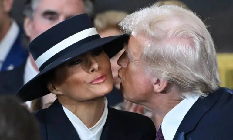 Un sombrero se interpone entre Donald Trump y Melania