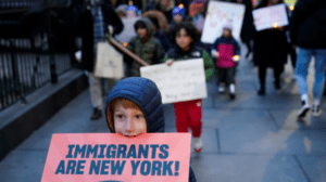 Familias inmigrantes sacan a los niños de las escuelas de Nueva York por miedo a redadas