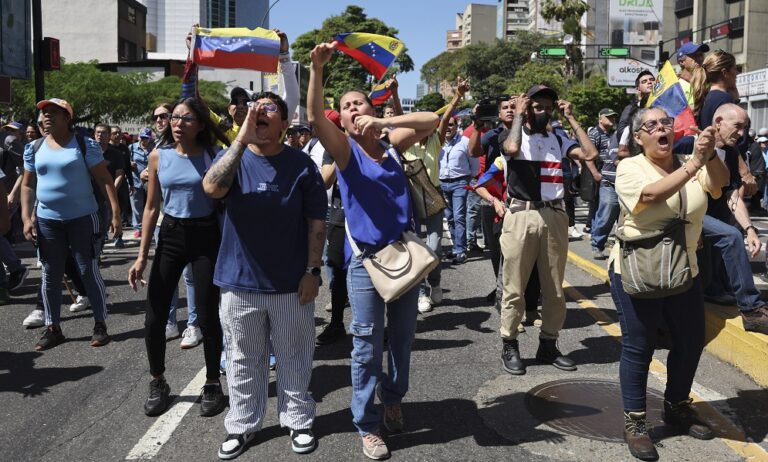 Opositores con incertidumbre, decepción e “ilusiones intactas” tras juramentación de Maduro