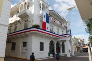 Panamá exige “plena libertad” de Machado tras ser interceptada “violentamente” en Caracas