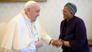 El Papa sufre caída sin fracturas y le inmovilizan el brazo por precaución