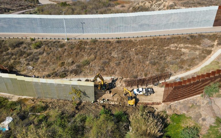 Gobierno de Trump retoma la reconstrucción del muro fronterizo